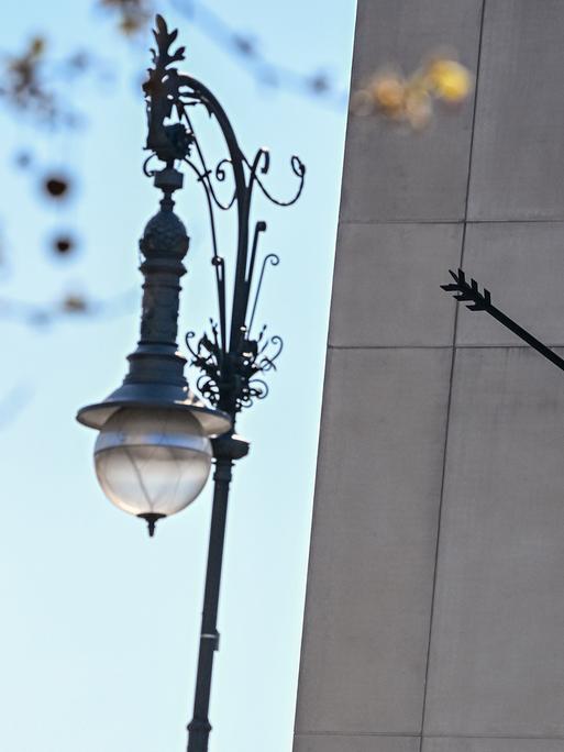 Ein fast vier Meter langer Bronzepfeil mit dem Titel «Südpfeil» vom Künstler Jürgen Mayer H. ist an der Nordfassade des Humboldt Forums angebracht worden. 