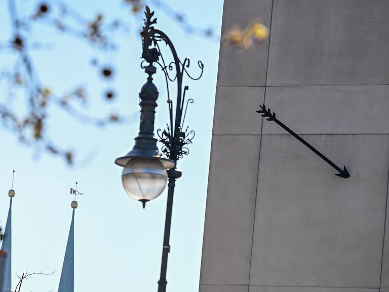 Ein fast vier Meter langer Bronzepfeil mit dem Titel «Südpfeil» vom Künstler Jürgen Mayer H. ist an der Nordfassade des Humboldt Forums angebracht worden. 