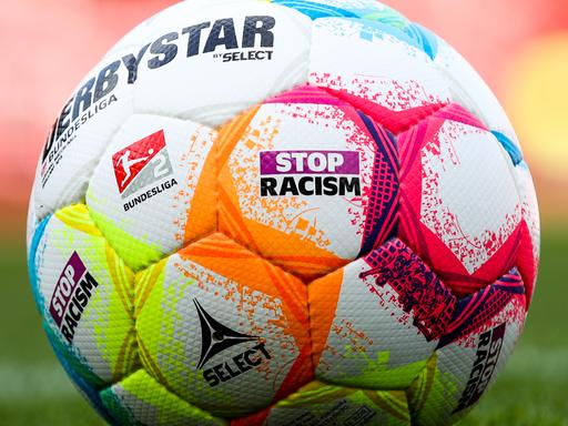 Spielball Ball mit Aufdruck "Stop Racism" (Stop Rassismus)