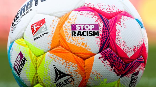Spielball Ball mit Aufdruck "Stop Racism" (Stop Rassismus)