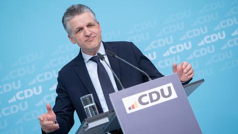 Thorsten Frei, Kanzleramtschef, steht an einem Rednerpult mit CDU-Logo.