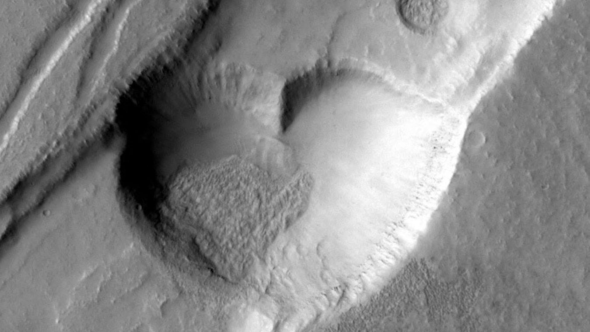 Ein gut zwei Kilometer großer Krater in Herzform auf dem Mars.