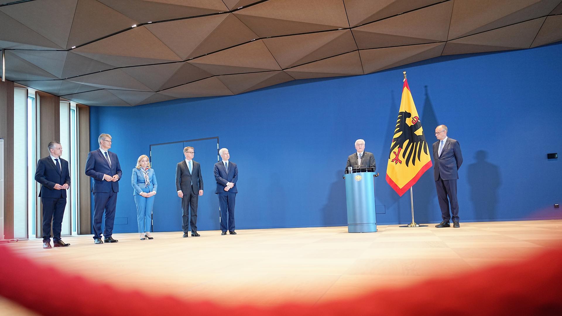 Thorsten Frei (CDU, l-r), Chef des Bundeskanzleramts und Bundesminister für besondere Aufgaben, Patrick Schnieder (CDU), Bundesminister für Verkehr, Nina Warken (CDU), Bundesministerin für Gesundheit, Carsten Linnemann, Bundesminister für Gesundheit, und Steffen Bilger, Bundesminister für Verkehr, Frank-Walter Steinmeier (SPD), Bundespräsident, und Friedrich Merz (CDU), Bundeskanzler, während der Ernennung und Entlassung von Mitgliedern der Bundesregierung.