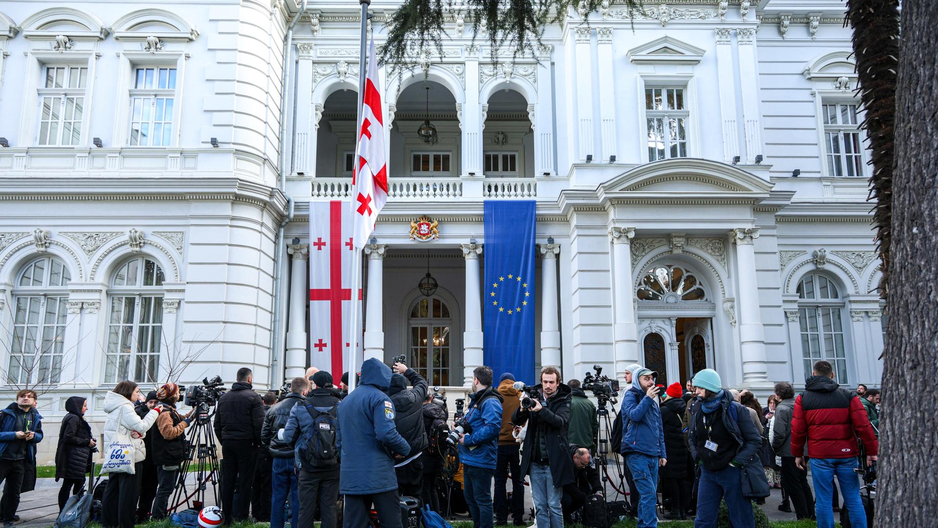 Protestierende vor dem Orbeliani Palast in Tbilissi am 29. Dezember 2024