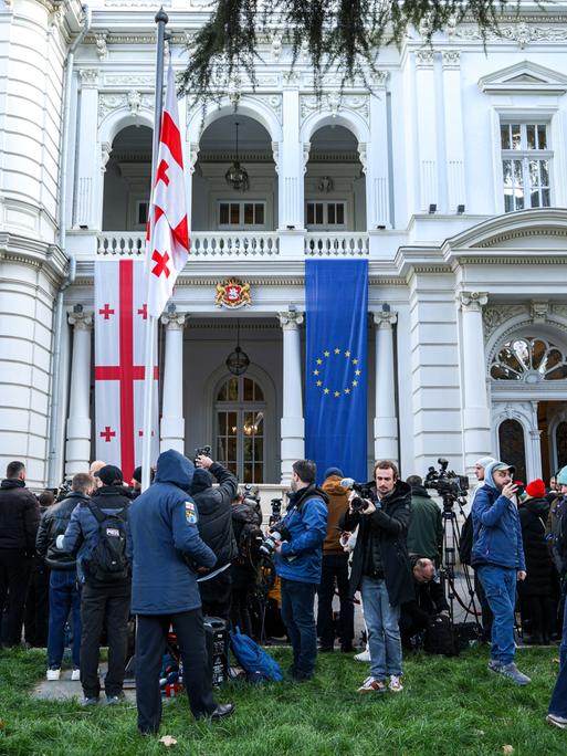 Protestierende vor dem Orbeliani Palast in Tbilissi am 29. Dezember 2024