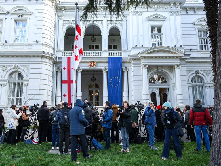 Protestierende vor dem Orbeliani Palast in Tbilissi am 29. Dezember 2024