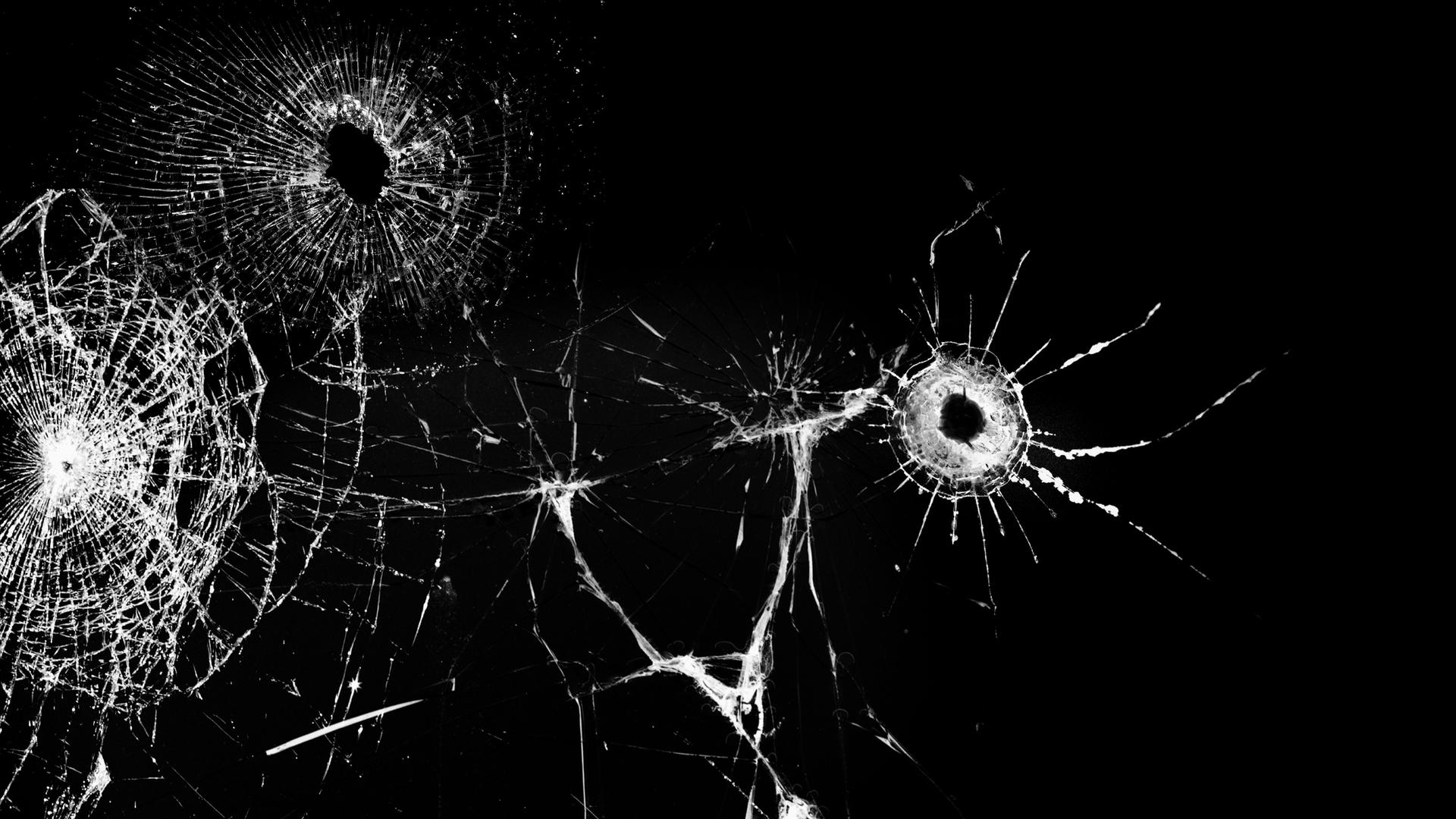 Schwarz-weißes Foto einer Glasscheibe mit Schusslöchern Schwarz-weißes Foto einer Glasscheibe mit Schusslöchern