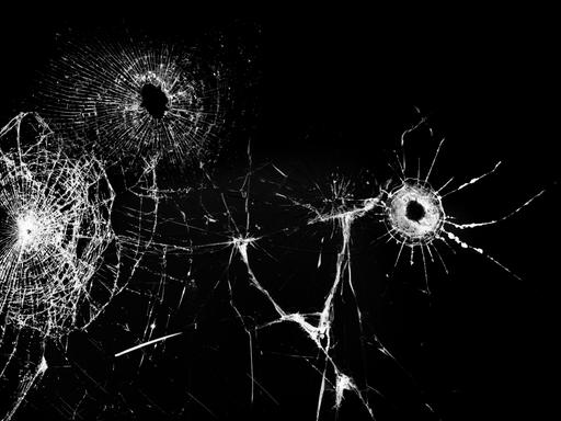 Schwarz-weißes Foto einer Glasscheibe mit Schusslöchern Schwarz-weißes Foto einer Glasscheibe mit Schusslöchern