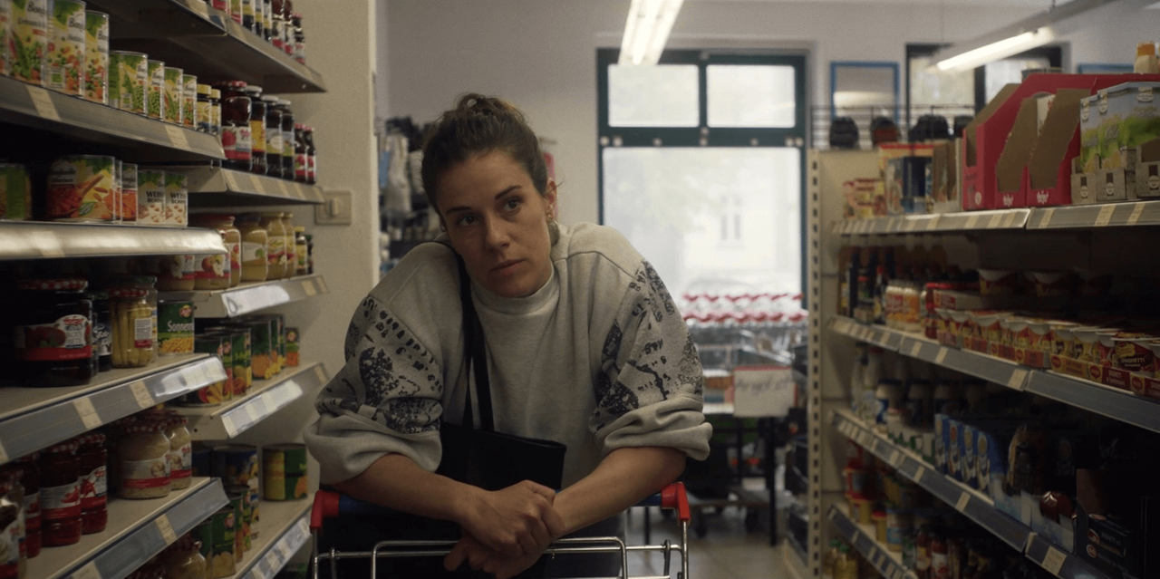 Die Hauptfigur des Films "Alle reden übers Wetter", Clara, schiebt einen Einkaufswagen durch den Supermarkt ihres Heimatdorfes in Mecklenburg-Vorpommern. 