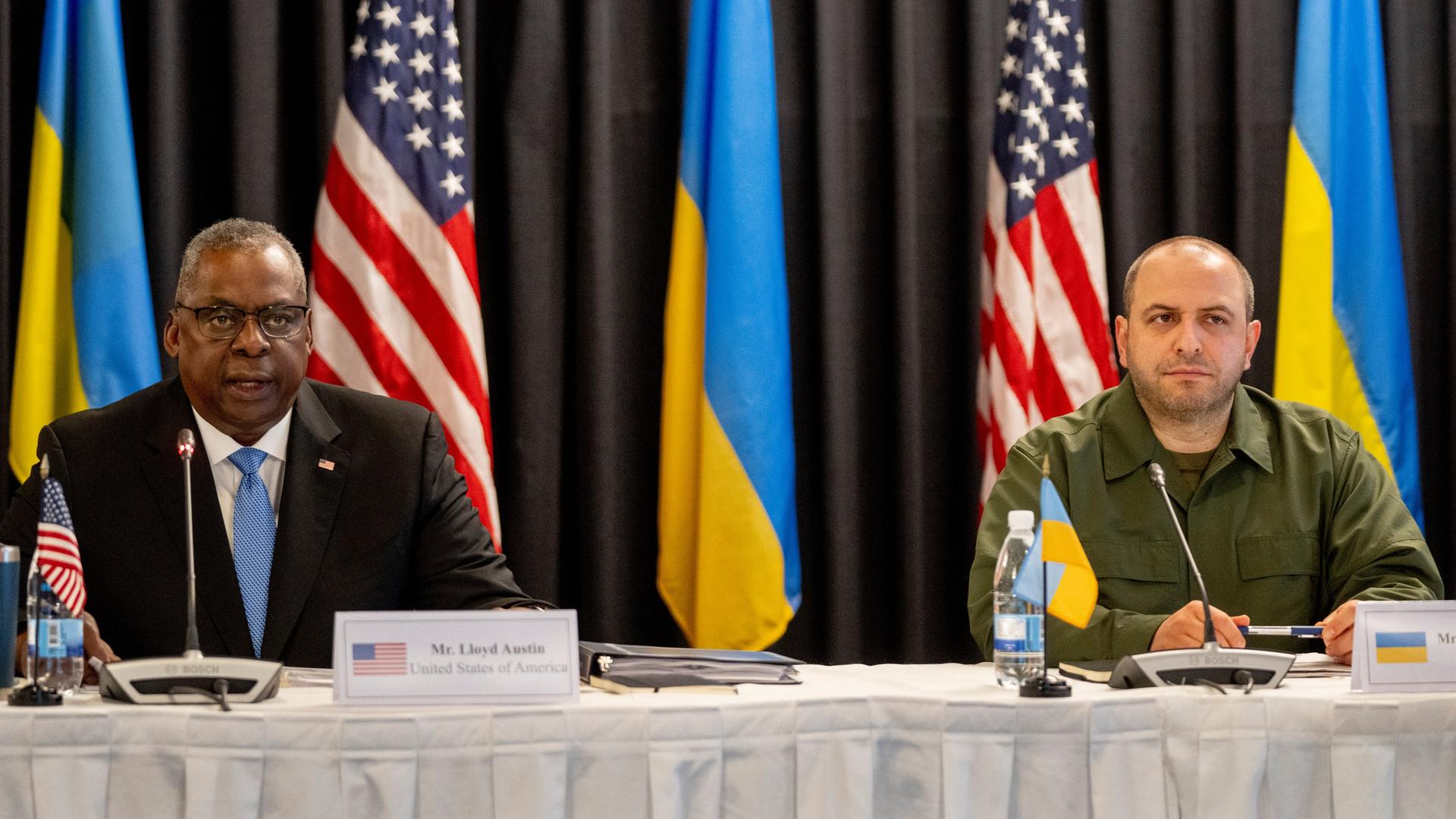 US-Verteidigungsminister Lloyd Austin und sein ukrainischer Kollege Rustem Umerow sitzen nebeneinander, hinter ihnen die Nationalflaggen ihrer beiden Länder. US-Verteidigungsminister Lloyd Austin und sein ukrainischer Kollege Rustem Umerow sitzen nebeneinander, hinter ihnen die Nationalflaggen ihrer beiden Länder.