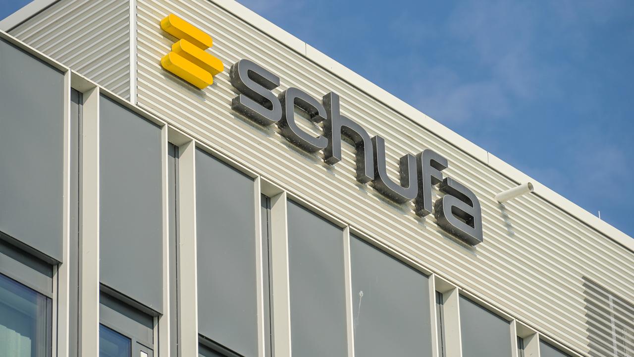 Blick auf das Schufa-Gebäude. An der Fassade hängt das Logo der Schufa, drei horizontale gelbe Balken sowie der Schriftzug Schufa. Blick auf das Schufa-Gebäude. An der Fassade hängt das Logo der Schufa, drei horizontale gelbe Balken sowie der Schriftzug Schufa.