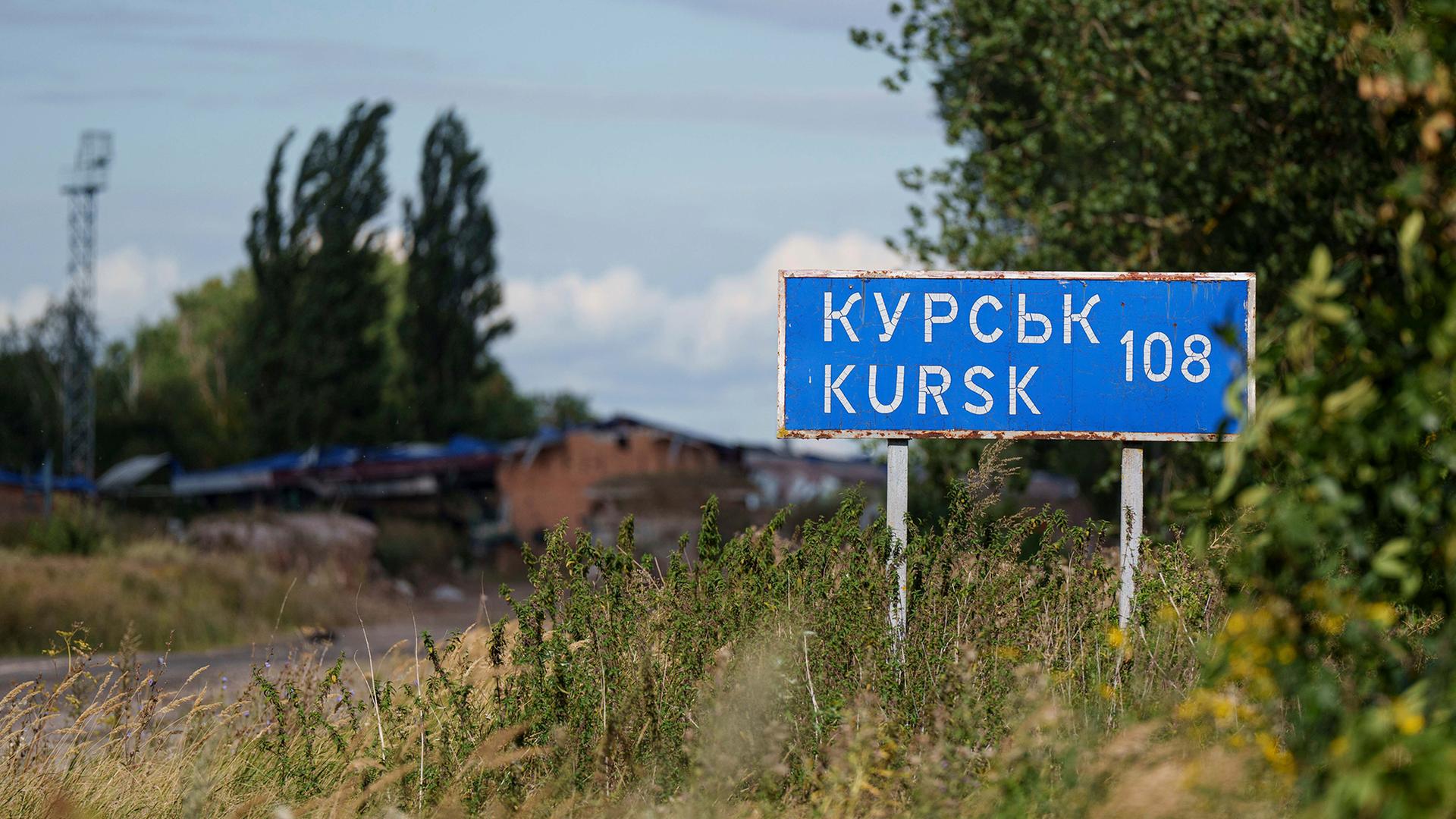 Ein Straßenschild weist die Richtung nach Kursk