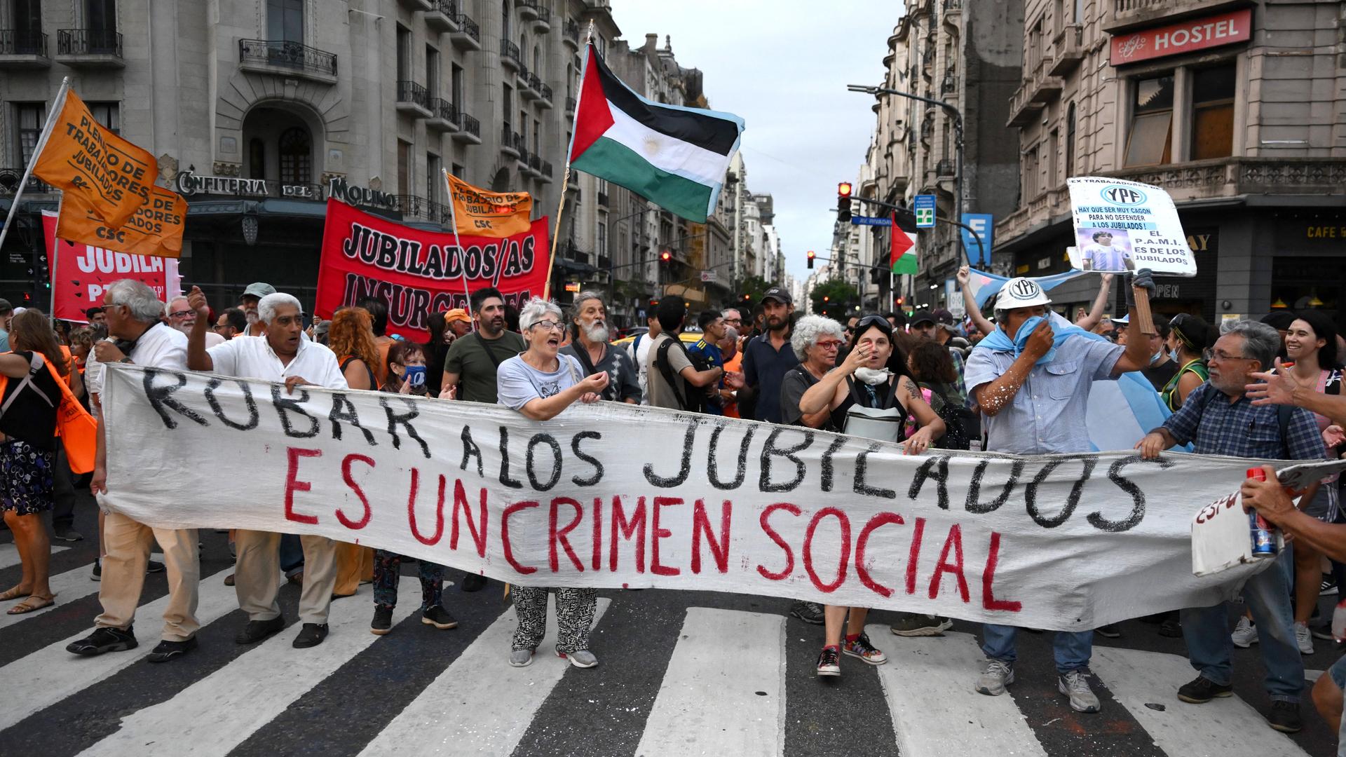 Rentner in Argentinien mit Protest-Bannern