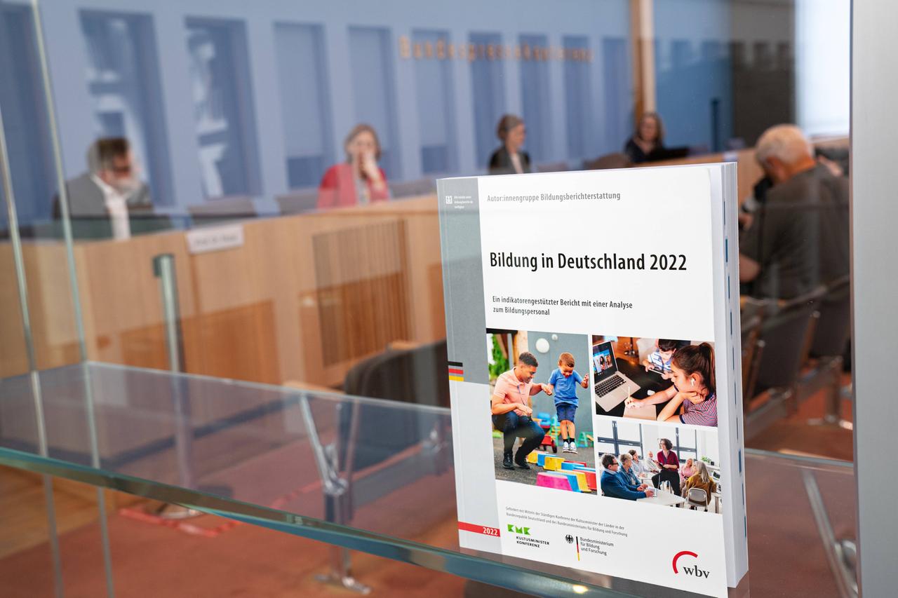 Der Bildungsbericht 2022 wird in der Bundespressekonferenz gezeigt.