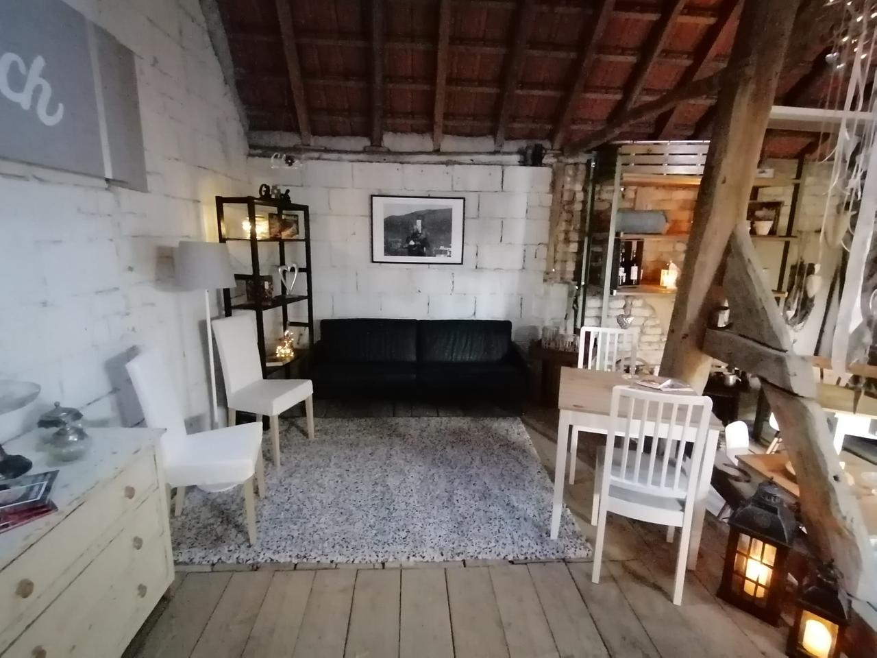 In einem alten Fachwerkhaus ist eine gemütliche Sofaecke eingerichtet.