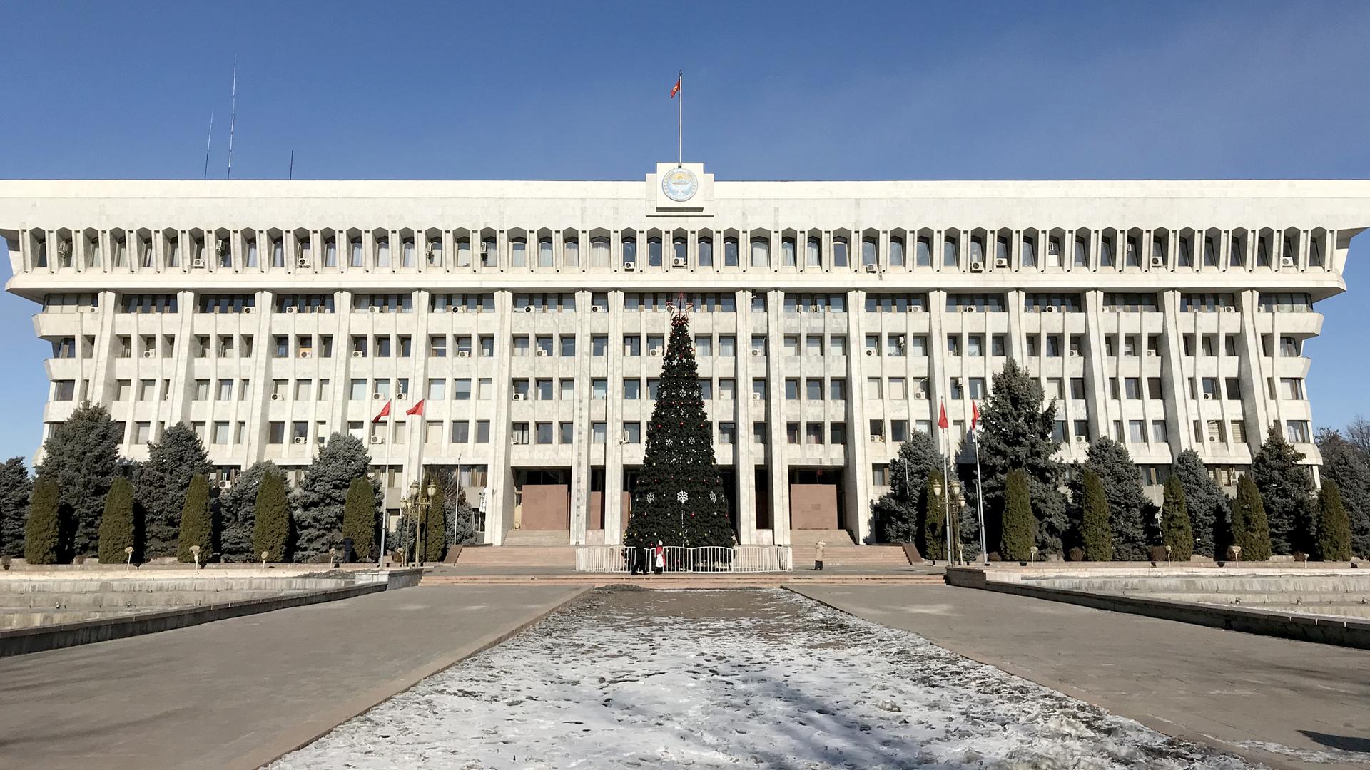 Das Gebäude des kirgisischen Parlament in Bishkek