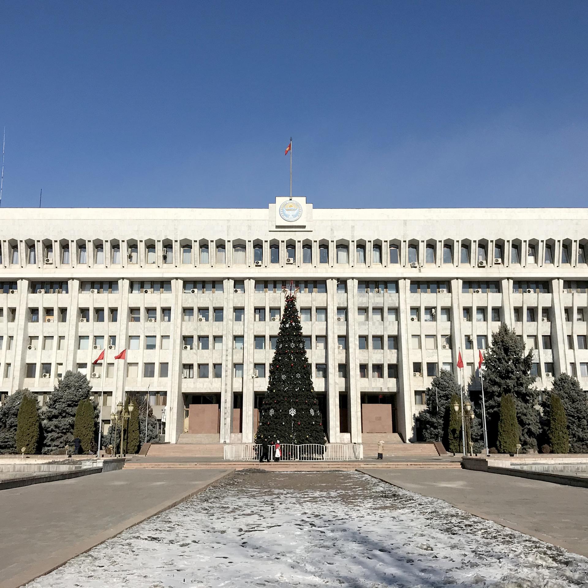 Das Gebäude des kirgisischen Parlament in Bishkek