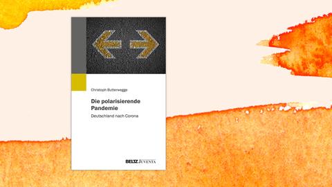 Das Cover von Christoph Butterwegges Buch "Die polarisierende Pandemie" vor orangenem Hintergrund. Es zeigt zwei Pfeile, die in gegensätzliche Richtungen weisen.