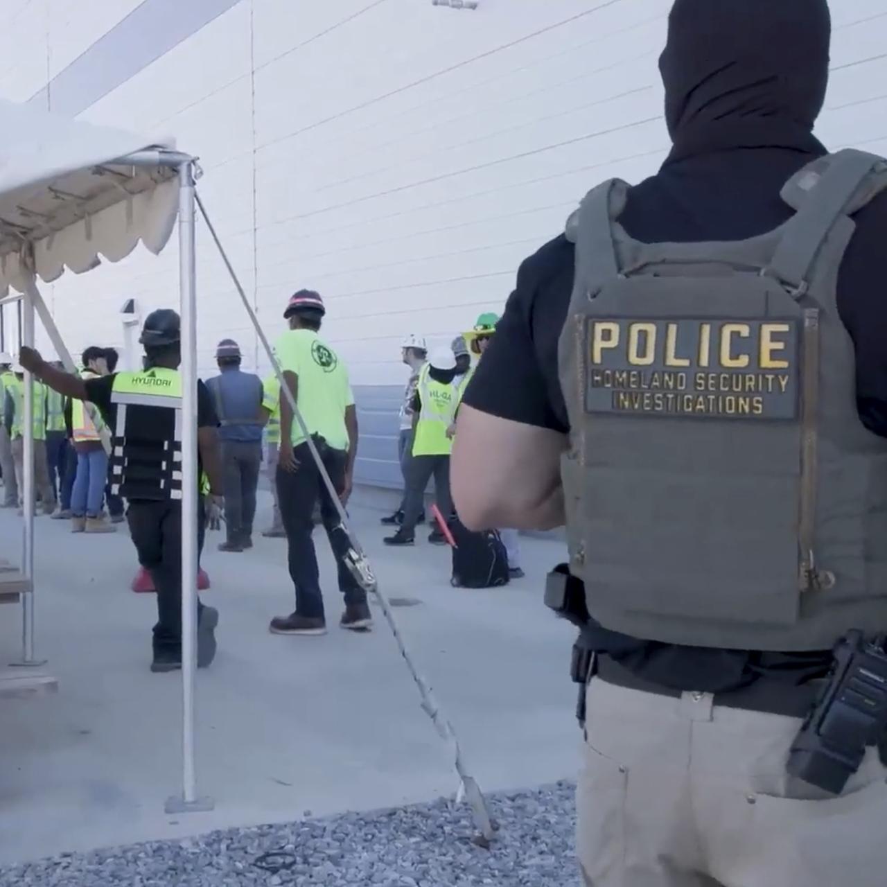 Das Foto zeigt die Razzia der US-Einwanderungsbehörde ICE bei einer Hyundai-Fabrik in Georgia.