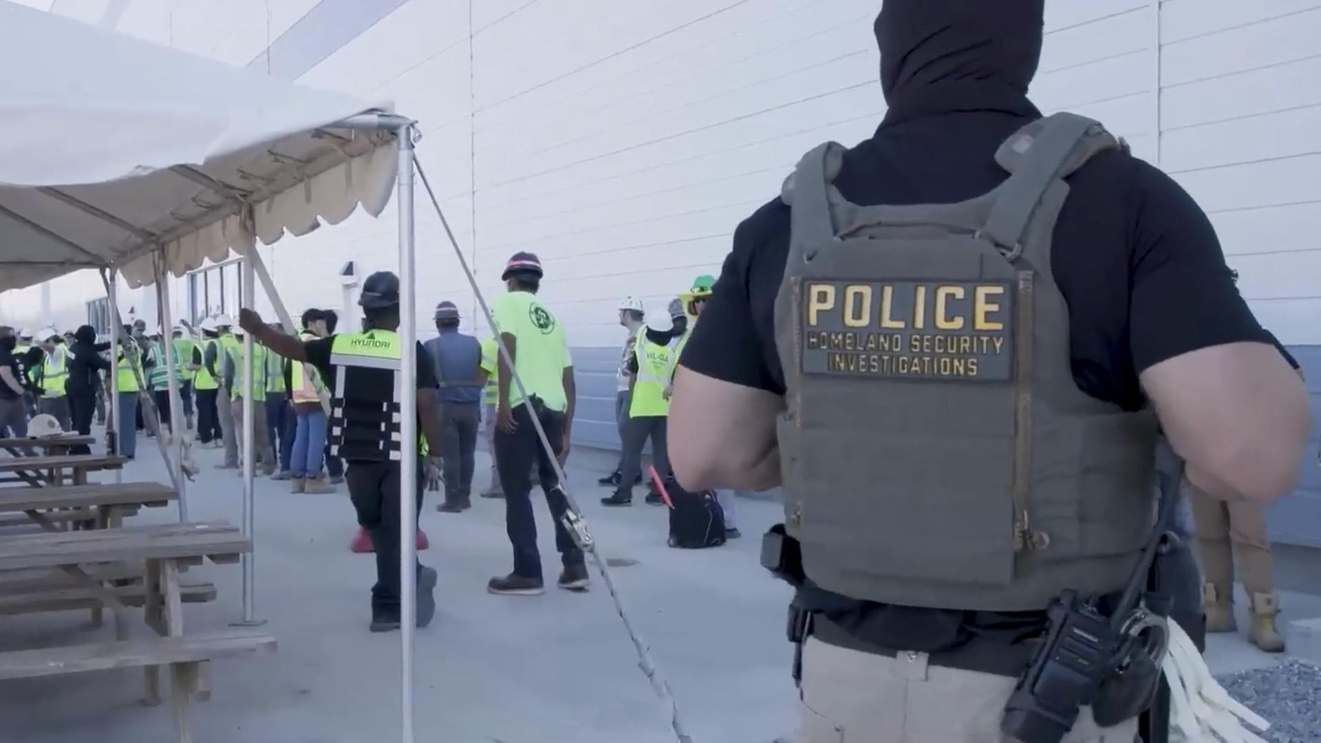 Das Foto zeigt die Razzia der US-Einwanderungsbehörde ICE bei einer Hyundai-Fabrik in Georgia. Das Foto zeigt die Razzia der US-Einwanderungsbehörde ICE bei einer Hyundai-Fabrik in Georgia.