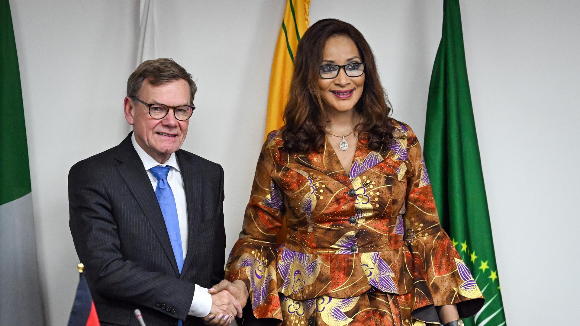 Bundesaußenminister Johann Wadephul schüttelt die Hand von Bianca Odumegwu-Ojukwu, Außenministerin von Nigeria. Hinter ihnen stehen mehrere Fahnen. Bundesaußenminister Johann Wadephul schüttelt die Hand von Bianca Odumegwu-Ojukwu, Außenministerin von Nigeria. Hinter ihnen stehen mehrere Fahnen.