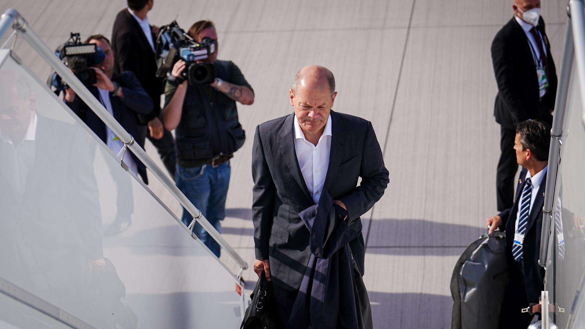 Bundeskanzler Olaf Scholz (SPD) steigt am militärischen Teil des Flughafens BER Berlin-Brandenburg in ein Flugzeug. 