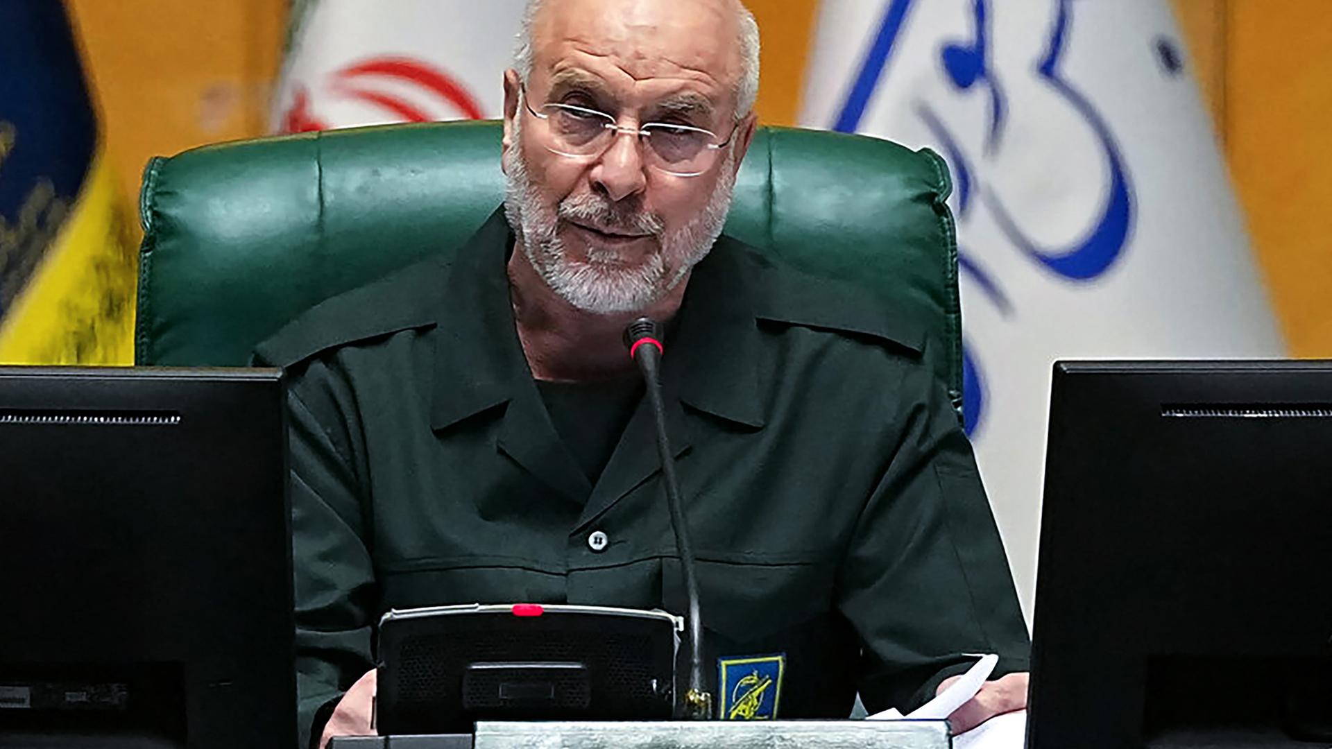 Das Foto zeigt den iranischen Parlamentspräsidenten Ghalibaf in einer Uniform der Revolutionsgarde.
