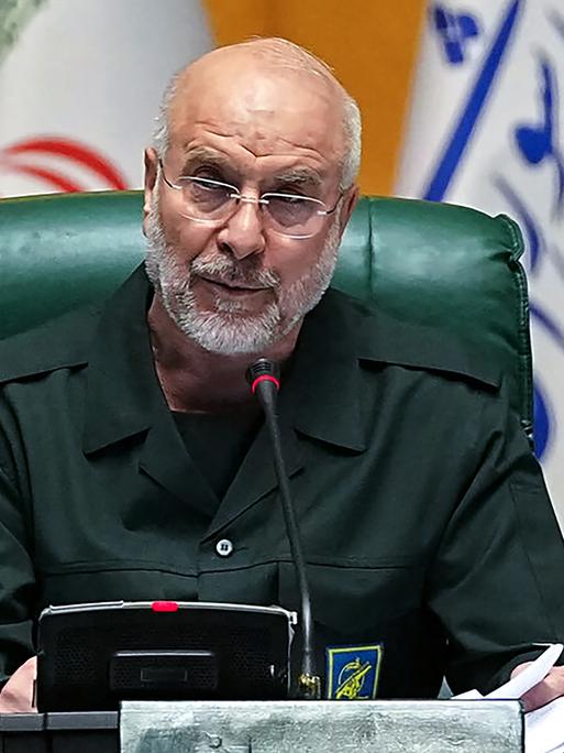 Das Foto zeigt den iranischen Parlamentspräsidenten Ghalibaf in einer Uniform der Revolutionsgarde.