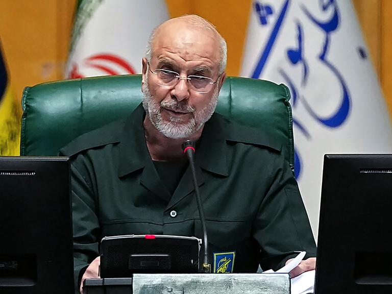 Das Foto zeigt den iranischen Parlamentspräsidenten Ghalibaf in einer Uniform der Revolutionsgarde.