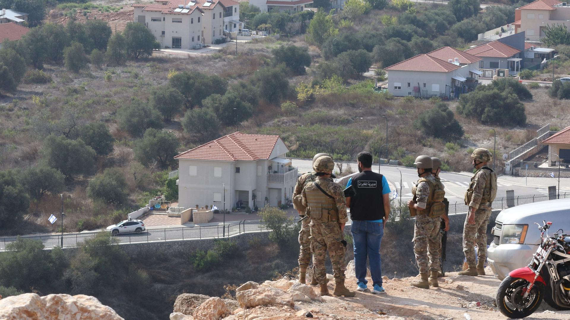 Libanesische Soldaten stehen auf einem Felsblock nahe der Grenze zu Nord-Israel und beobachten die Gegend. Libanesische Soldaten stehen auf einem Felsblock nahe der Grenze zu Nord-Israel und beobachten die Gegend.