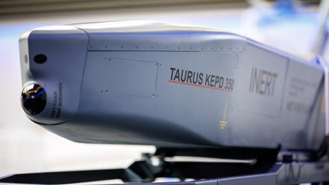 Nahansicht des Luft-Boden-Marschflugkörper Taurus in einem Showroom 