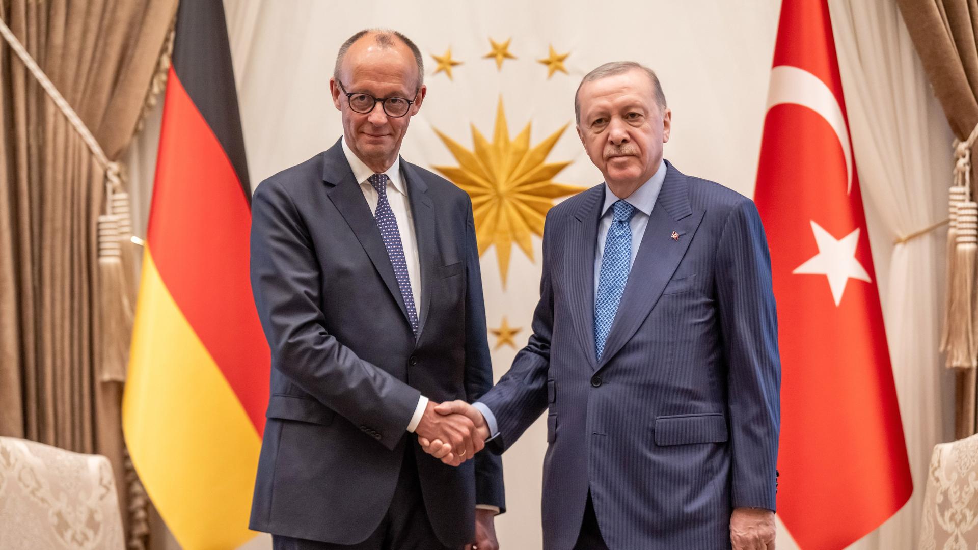 Ankara: Bundeskanzler Friedrich Merz (CDU) wird von Recep Tayyip Erdogan (r), Präsident der Türkei, zum Gespräch im Präsidialpalast begrüßt. Ankara: Bundeskanzler Friedrich Merz (CDU) wird von Recep Tayyip Erdogan (r), Präsident der Türkei, zum Gespräch im Präsidialpalast begrüßt.