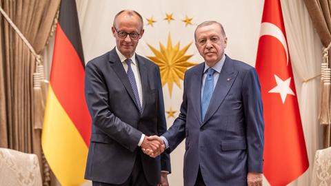 Ankara: Bundeskanzler Friedrich Merz (CDU) wird von Recep Tayyip Erdogan (r), Präsident der Türkei, zum Gespräch im Präsidialpalast begrüßt.