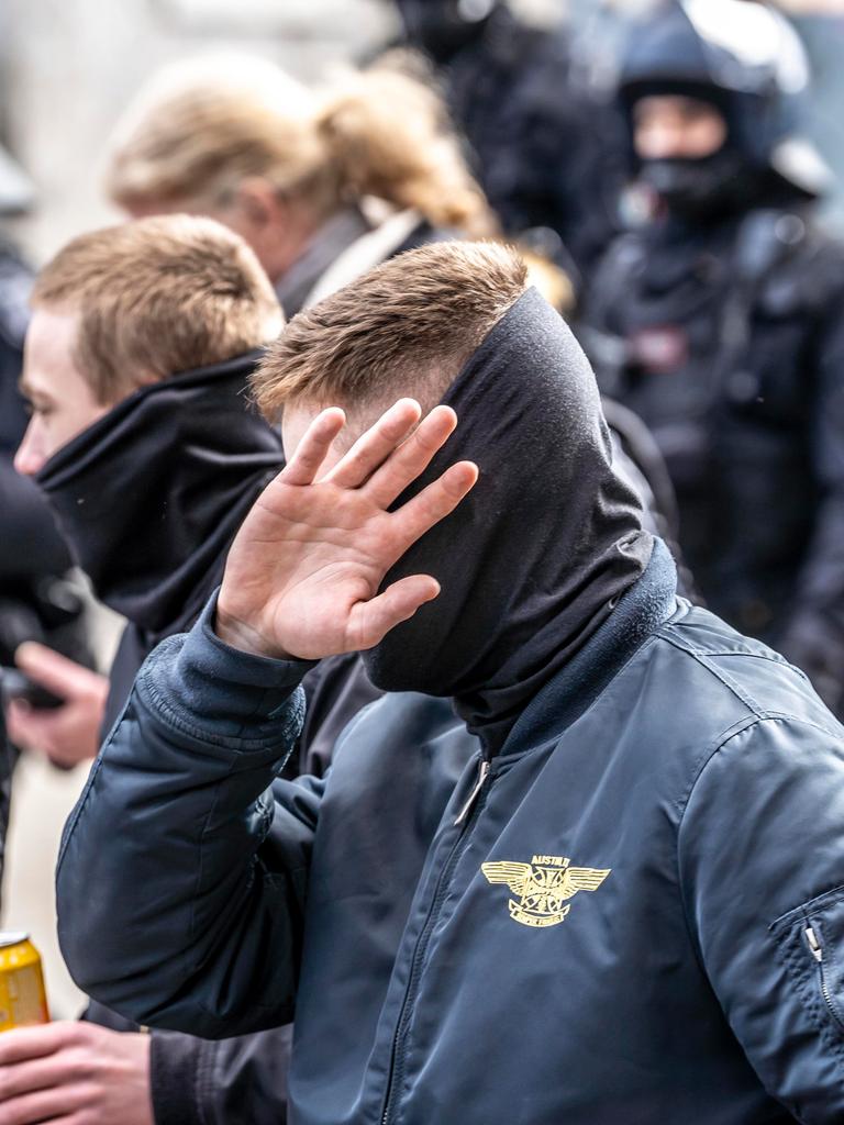 Die Neonazi-Gruppe "Jung und Stark" demonstriert in der Innenstadt von Essen. Ultra Rechte, in Schwarz gekleidet und mit szenetypischen Kleidungstücken. Ein Mann vorne verdeckt sein Gesicht.