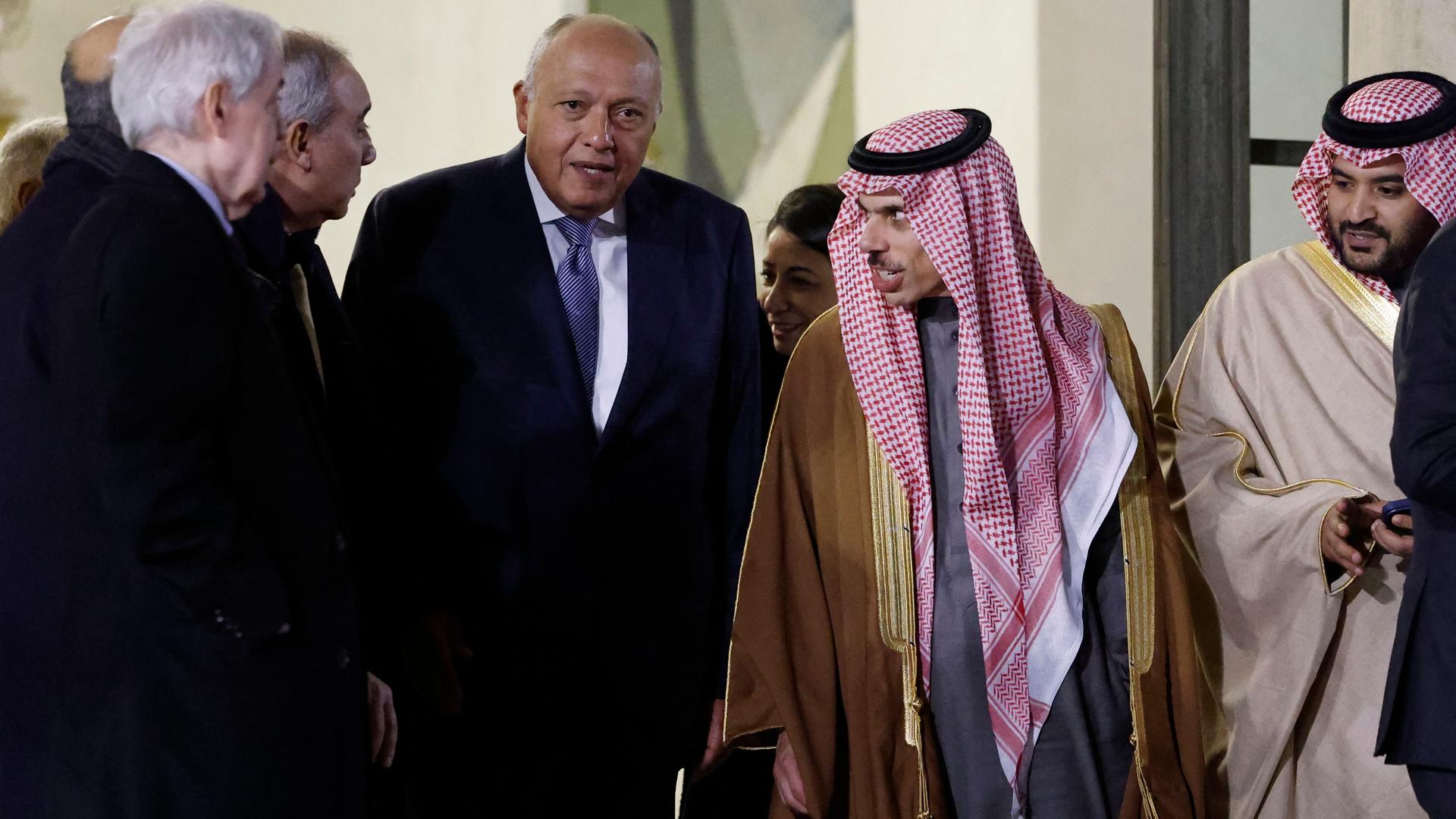 Der ägyptische Außenminister Shoukry und sein saudi-arabischer Amtskollege bin-Farhan verlassen das Treffen der "Union für den Mittelmeerraum" in Barcelona. Der ägyptische Außenminister Shoukry und sein saudi-arabischer Amtskollege bin-Farhan verlassen das Treffen der "Union für den Mittelmeerraum" in Barcelona.