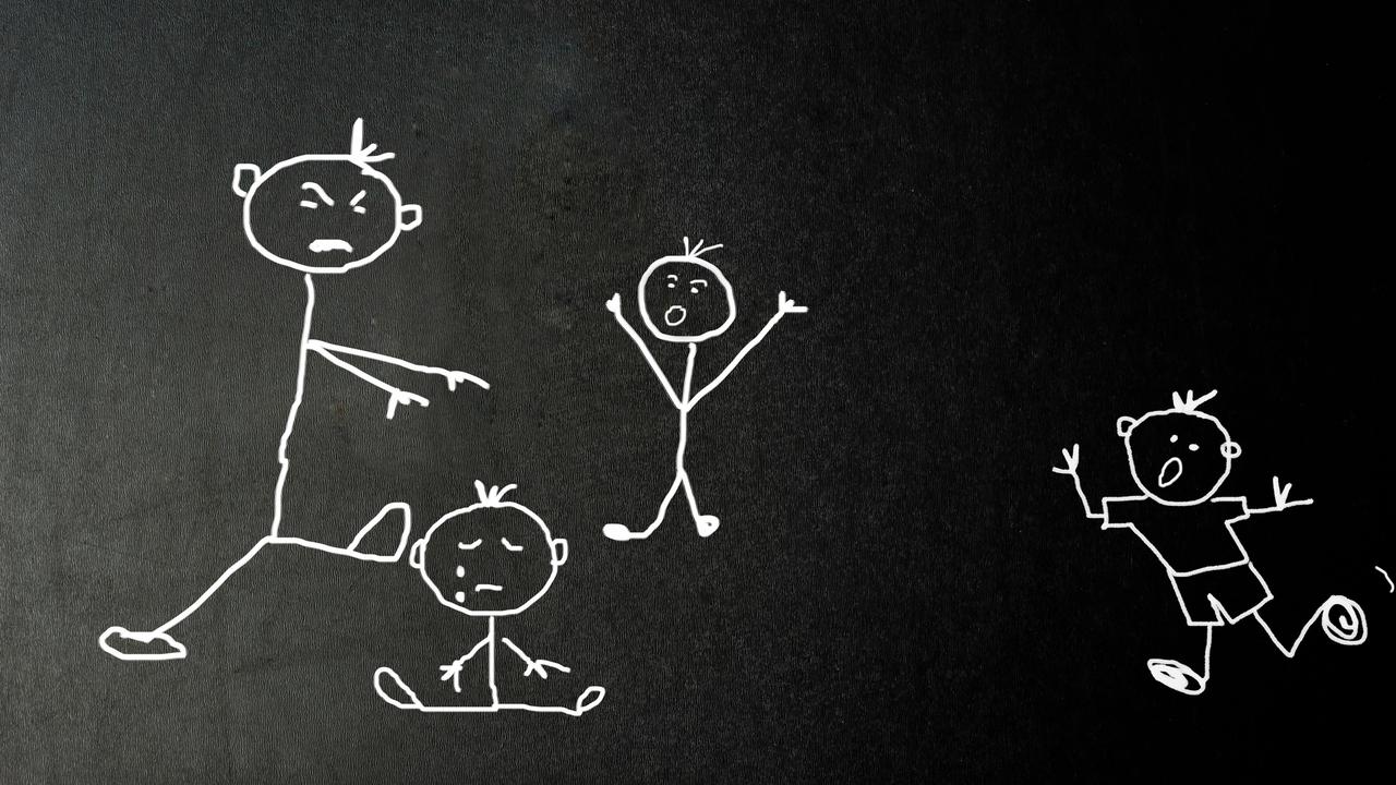 Illustration: Auf einer Tafel sind Strichmännchen zu sehen. Eines ist größer und könnte ein Elternteil sein. Es wirkt wütend. Die anderen könnten Kinder sein, eines weint.