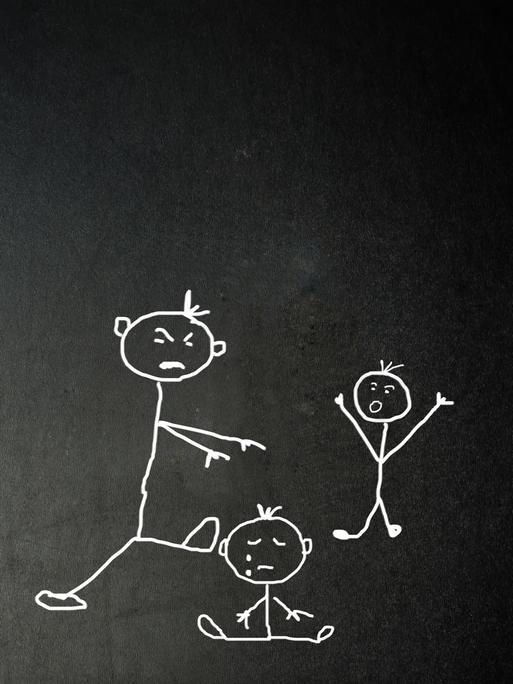 Illustration: Auf einer Tafel sind Strichmännchen zu sehen. Eines ist größer und könnte ein Elternteil sein. Es wirkt wütend. Die anderen könnten Kinder sein, eines weint.