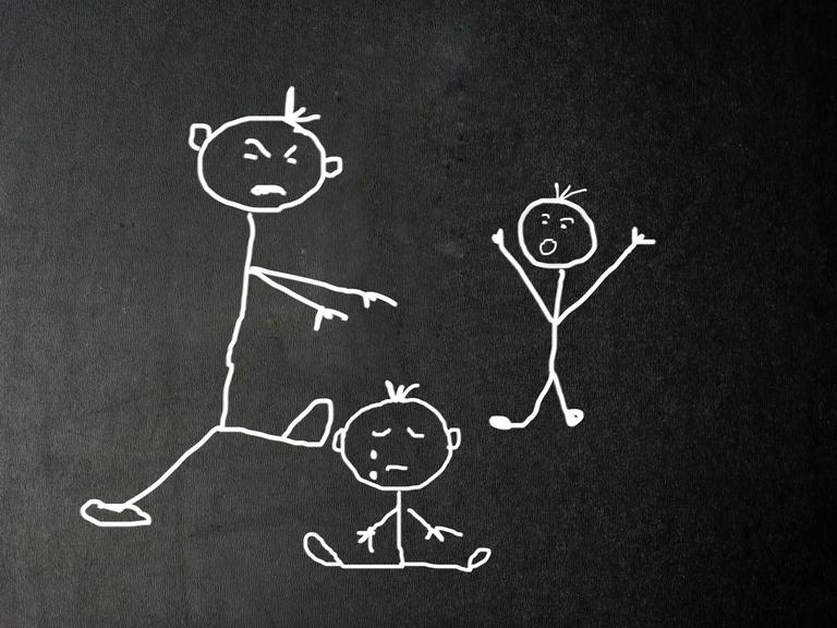 Illustration: Auf einer Tafel sind Strichmännchen zu sehen. Eines ist größer und könnte ein Elternteil sein. Es wirkt wütend. Die anderen könnten Kinder sein, eines weint.