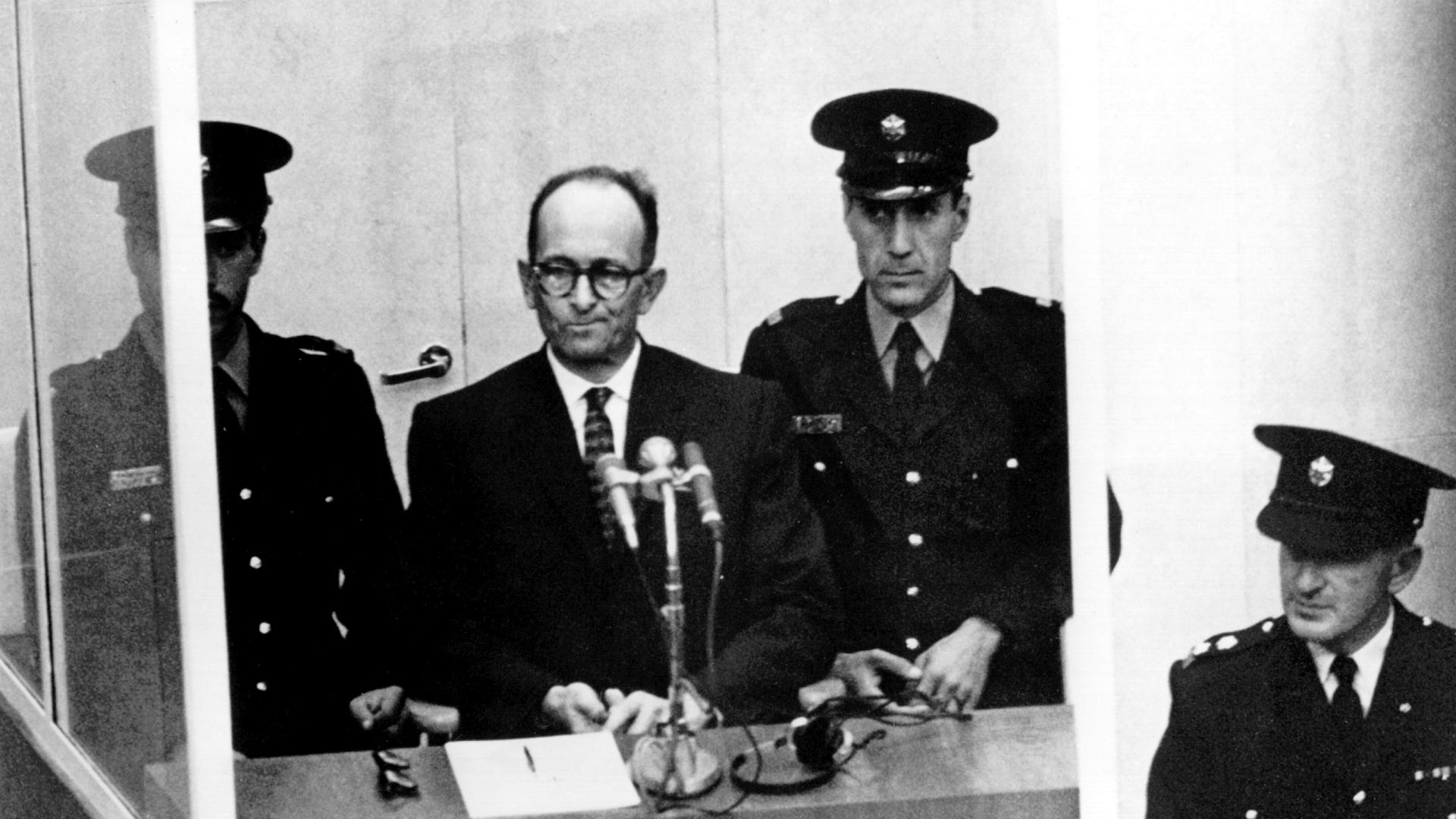 Adolf Eichman steht in einer Glaskammer vor Gericht. Adolf Eichman steht in einer Glaskammer vor Gericht.