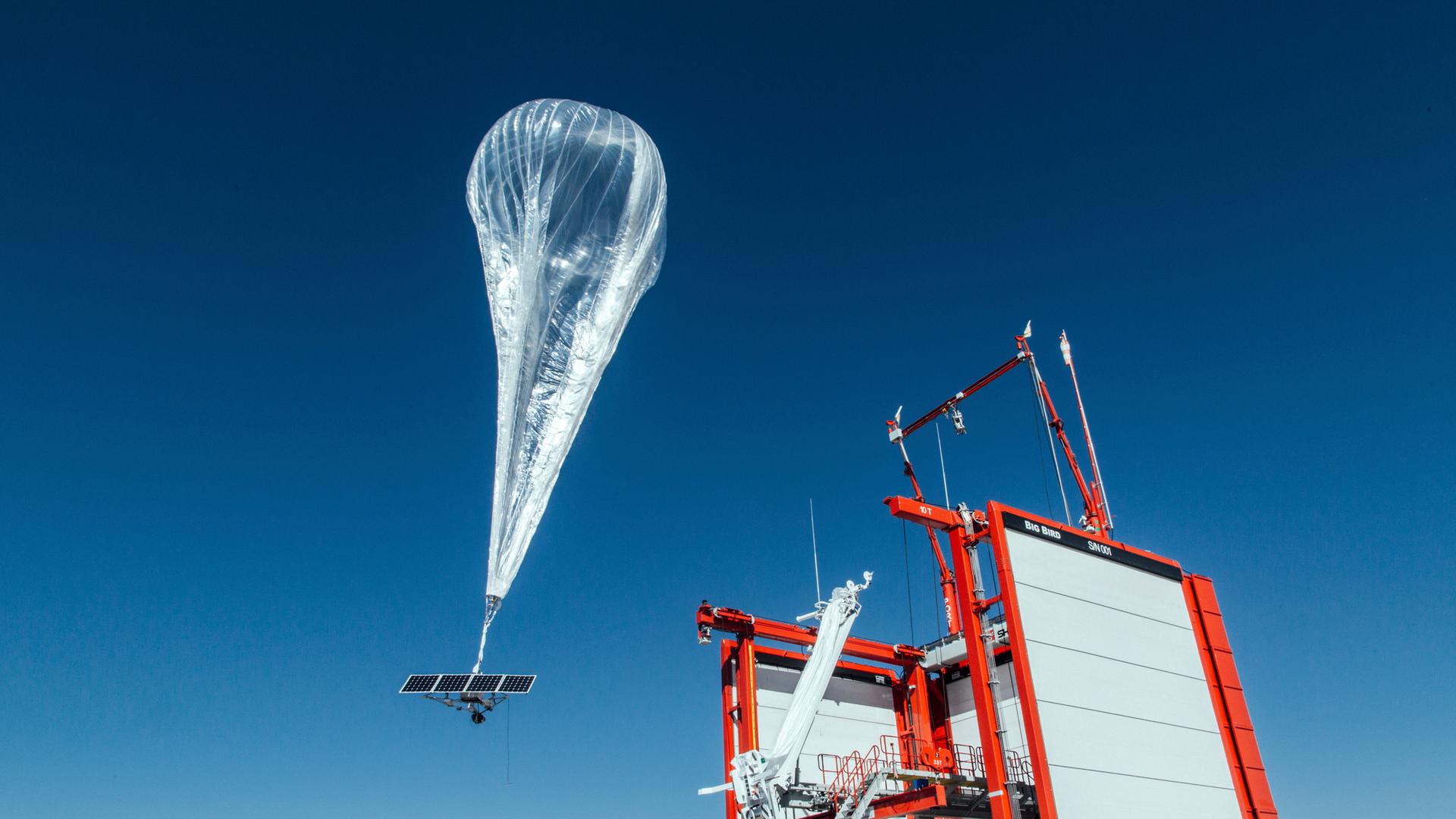 Der Stratosphären-Ballon des Google-Projekts Loon hebt in Winnemucca, Nevada, ab.