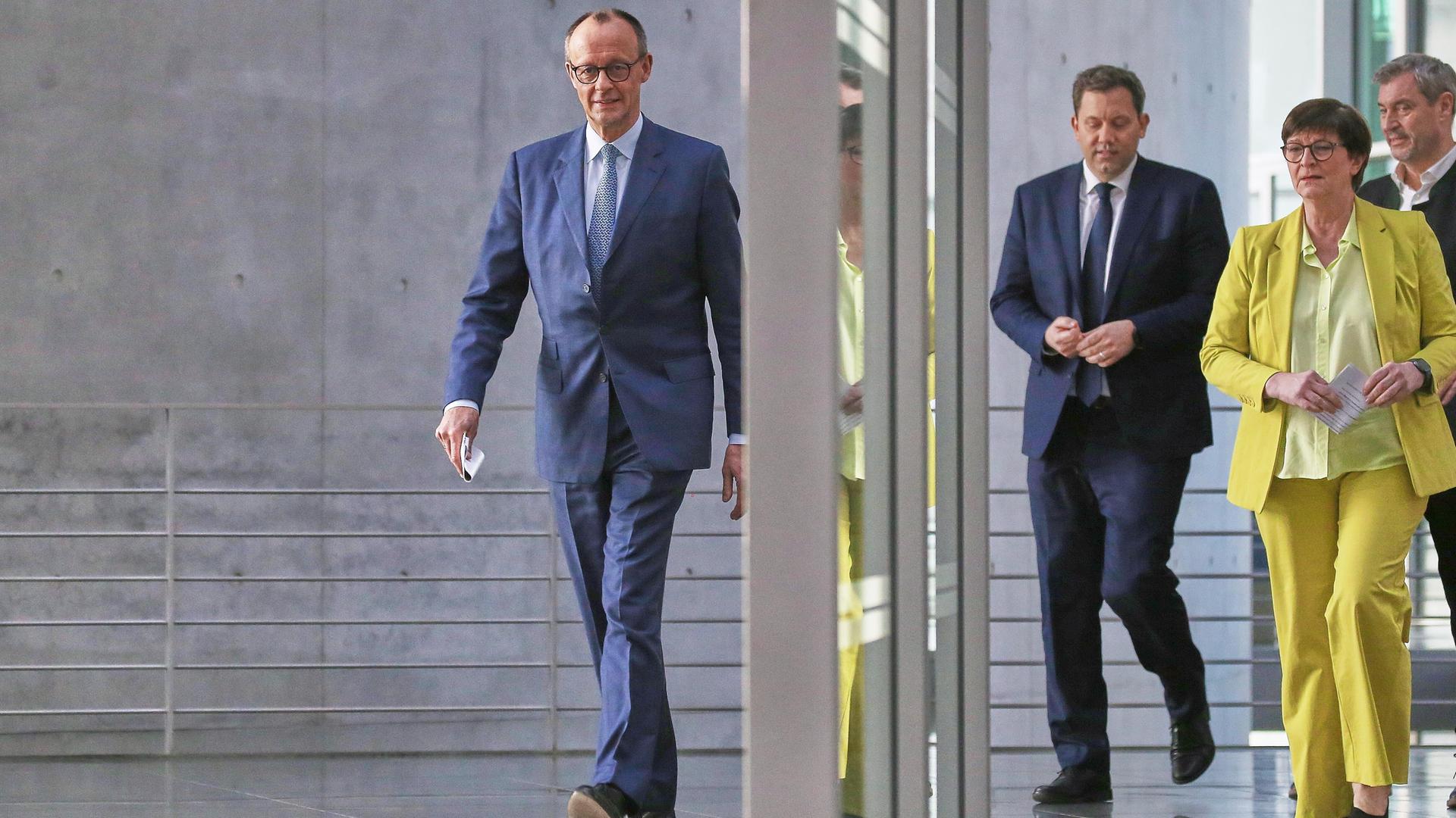 Sondierungen zwischen Union und SPD: Friedrich Merz, Lars Klingbeil, Saskia Esken und Markus Söder gehen gemeinsam zu einer Pressekonferenz im Bundestag.