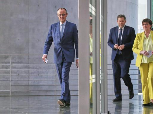 Sondierungen zwischen Union und SPD: Friedrich Merz, Lars Klingbeil, Saskia Esken und Markus Söder gehen gemeinsam zu einer Pressekonferenz im Bundestag.