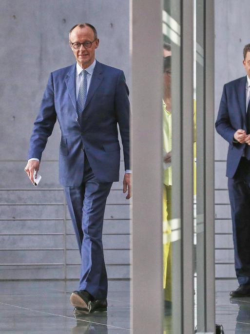 Sondierungen zwischen Union und SPD: Friedrich Merz, Lars Klingbeil, Saskia Esken und Markus Söder gehen gemeinsam zu einer Pressekonferenz im Bundestag.