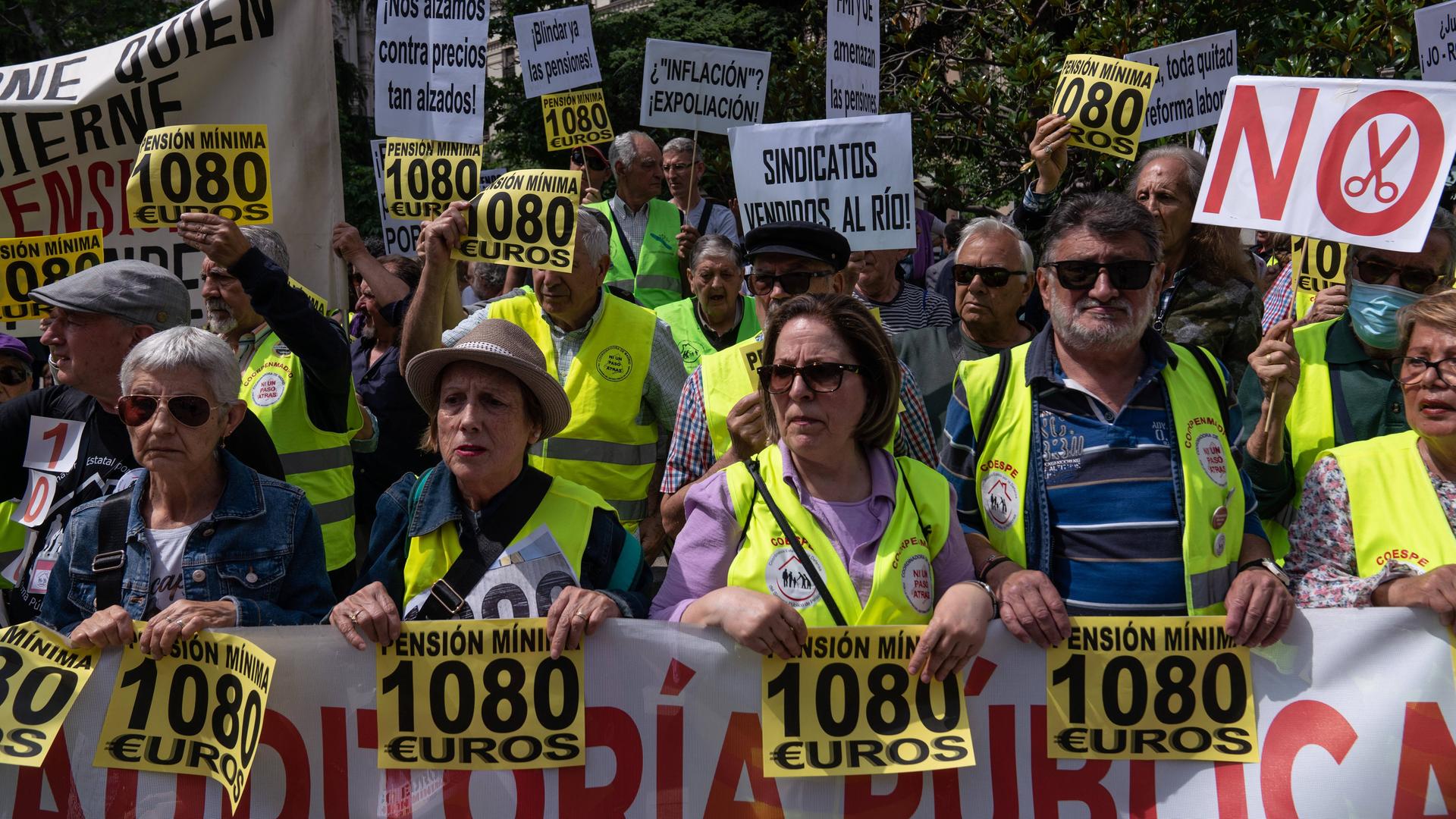 Spanische Rentner fordern bei einer Demo in Madrid die Mindestrente, die sich am Mindestlohn orientieren soll.