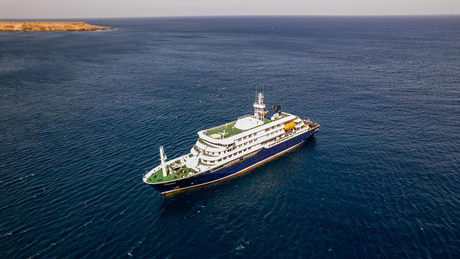 Das Kreuzfahrtschiff MV Hondius liegt vor dem Hafen von Praia, der Hauptstadt von Kap Verde, vor Anker.