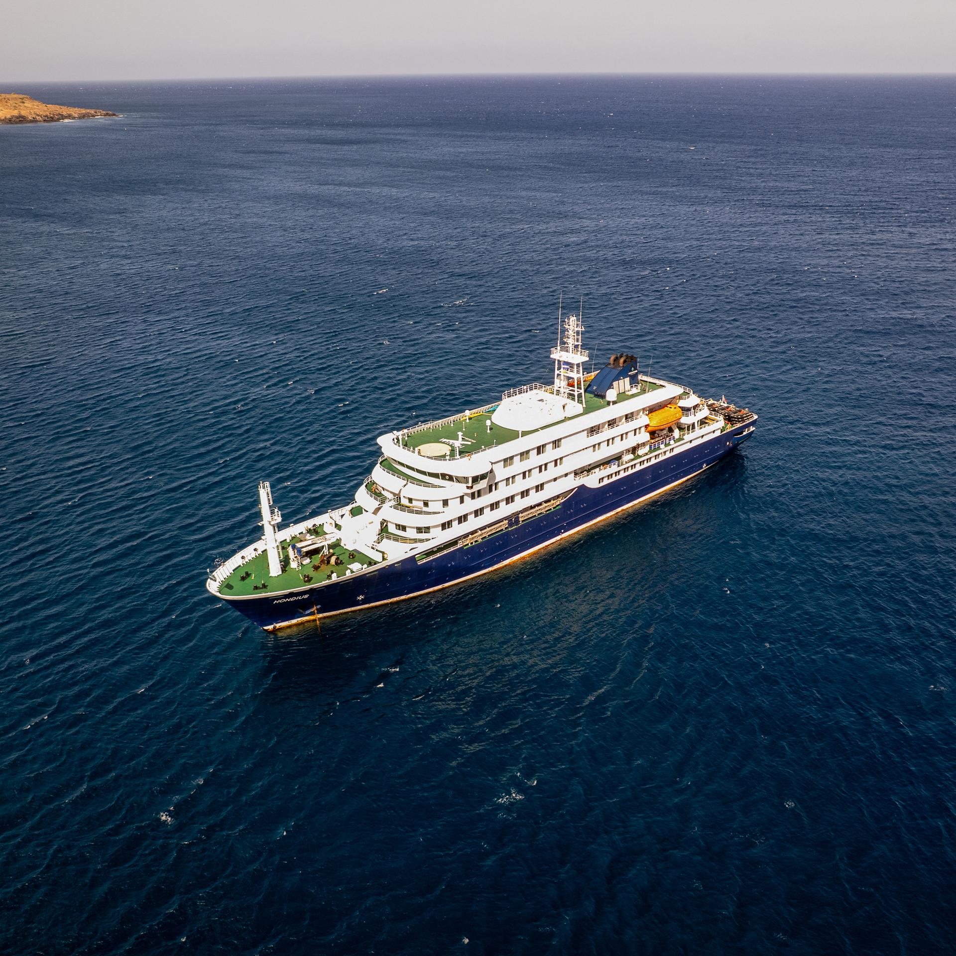 Das Kreuzfahrtschiff MV Hondius liegt vor dem Hafen von Praia, der Hauptstadt von Kap Verde, vor Anker.