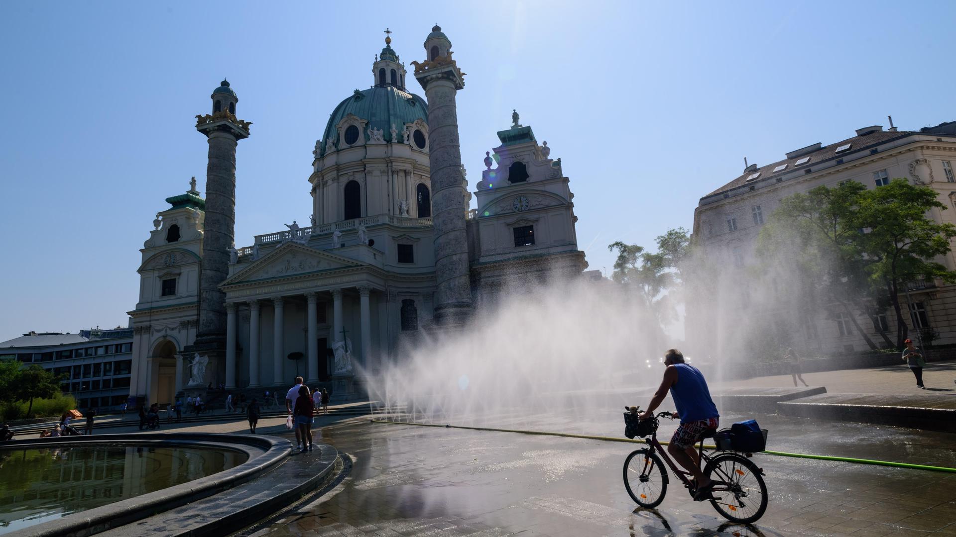 Eine Nebeldusche vor der Wiener Karlsirche