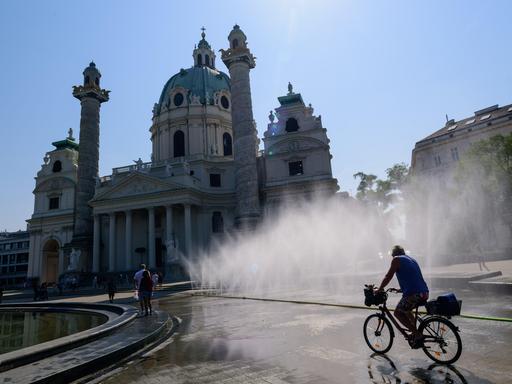 Eine Nebeldusche vor der Wiener Karlsirche