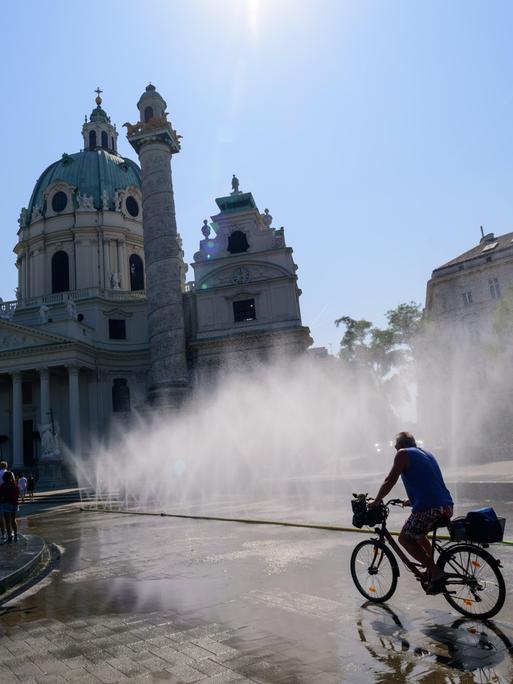Eine Nebeldusche vor der Wiener Karlsirche
