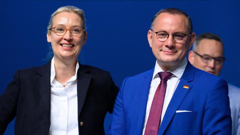 Die Bundesvorsitzenden der AfD, Alice Weidel und Tino Chrupalla, stellen sich nach Ihrer Wiederwahl den Fotografen und lächeln in die Kamera.